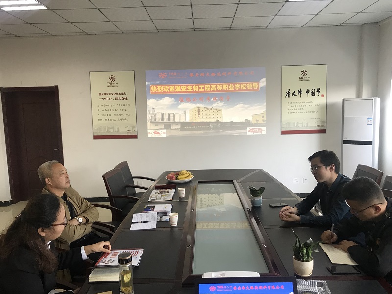 校企双方亲切交流—骆驼饲料