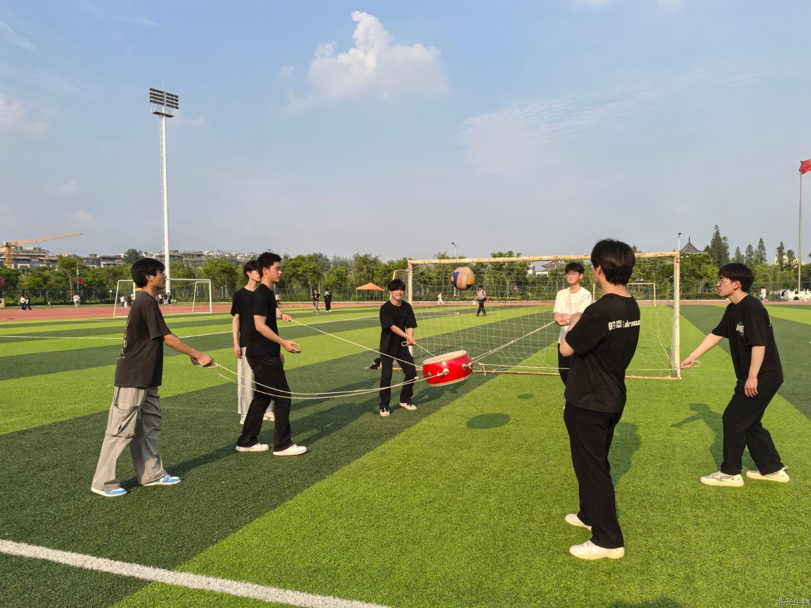 新操场 空心鼓颠球1.jpg