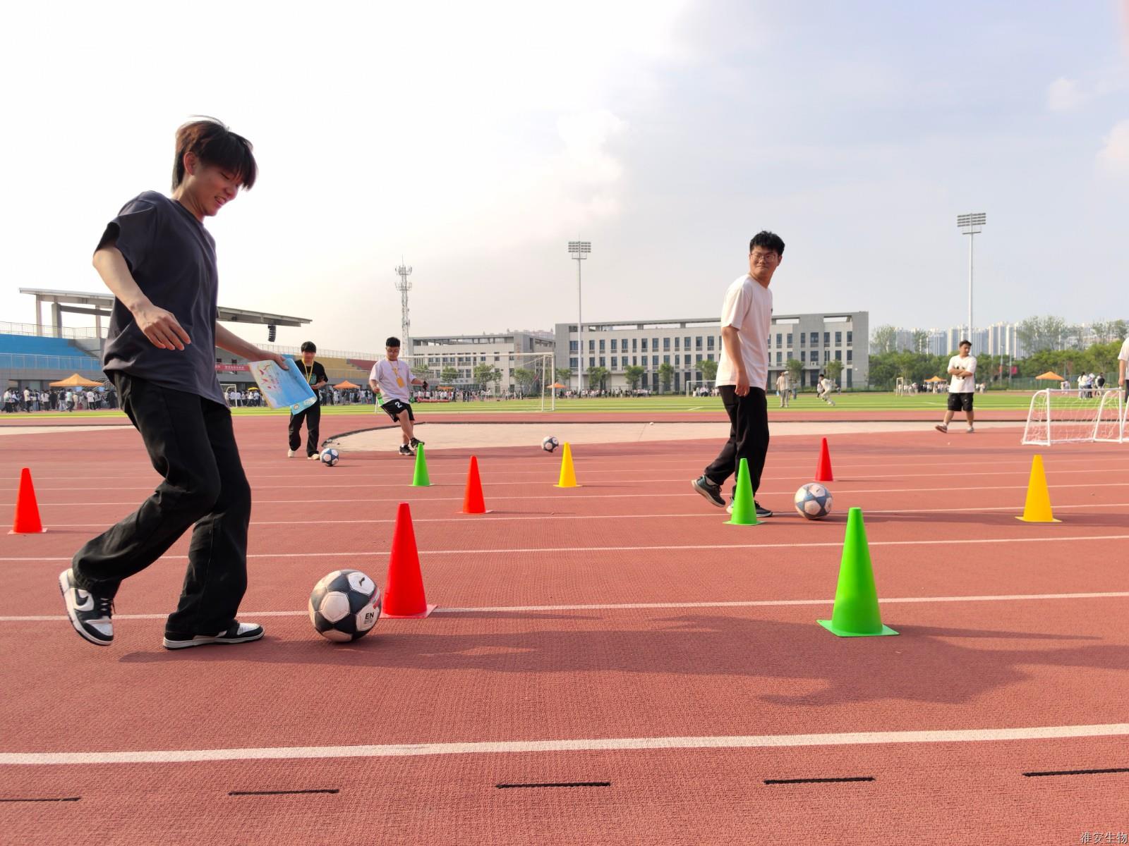 新操场 足球运球绕杆2.jpg