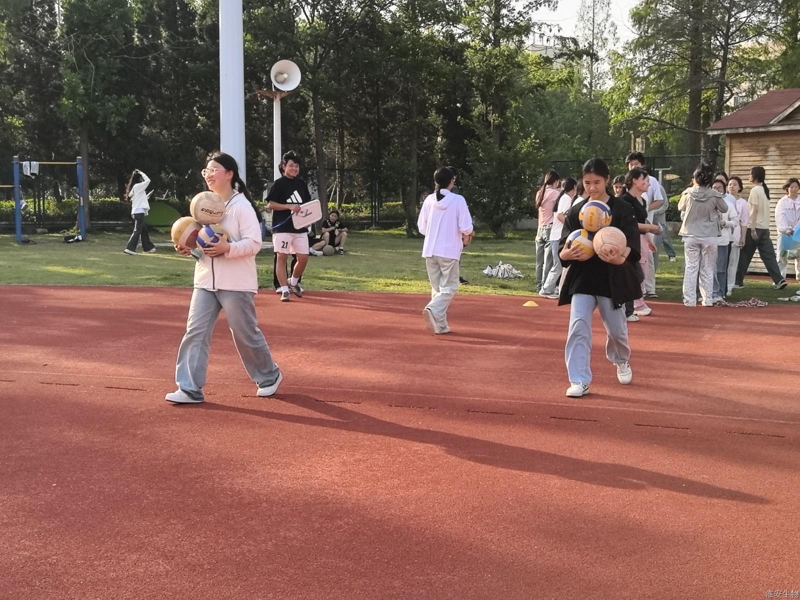 老操场 夹球跑.jpg