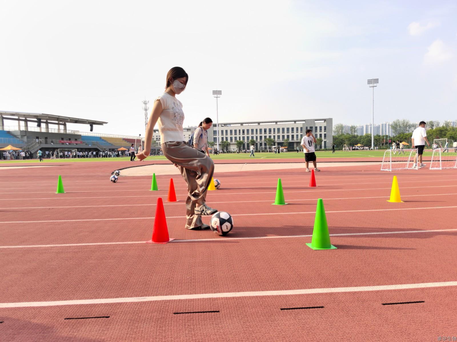 新操场 足球运球绕杆1.jpg