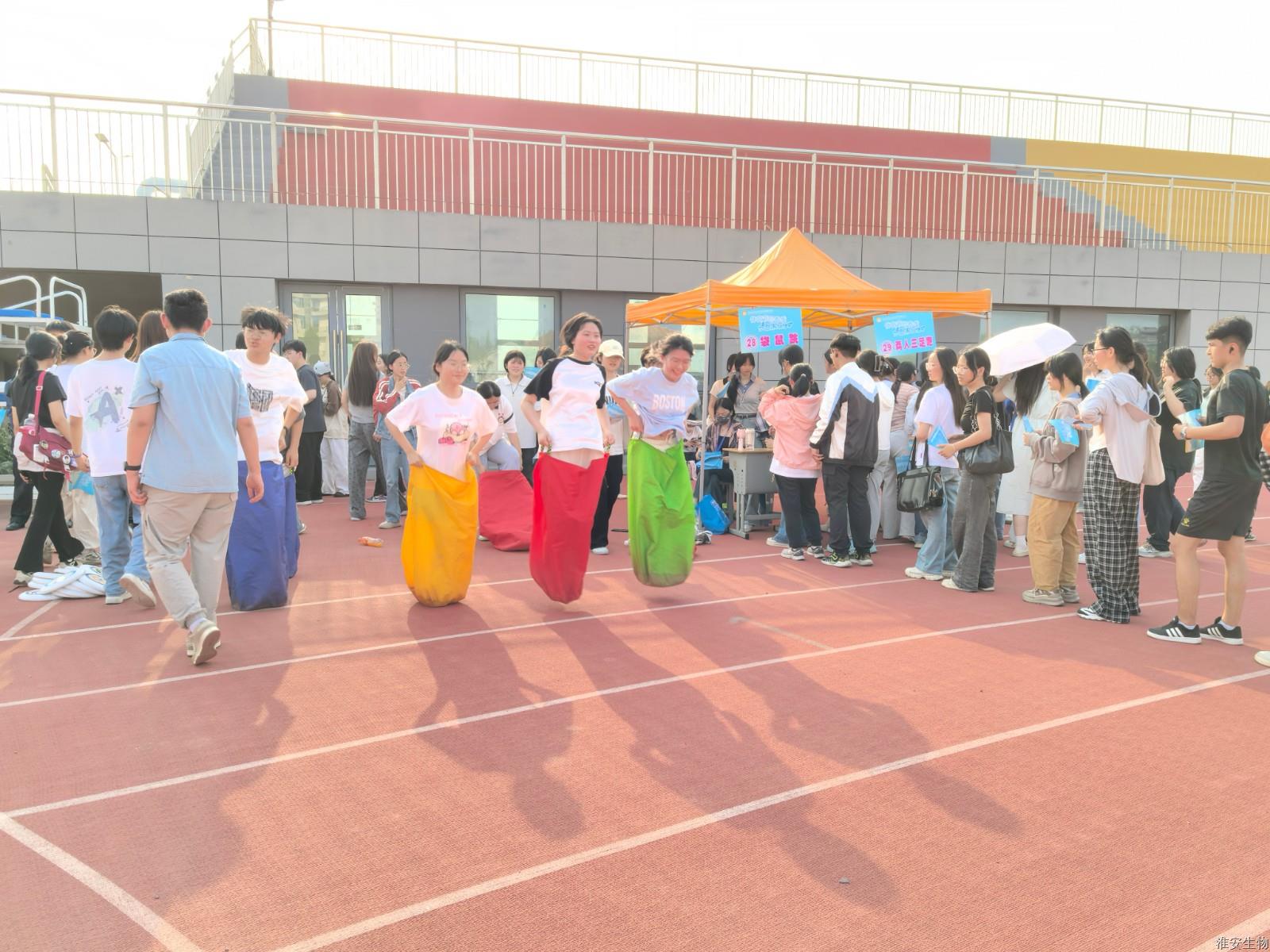 新操场 袋鼠跳3.jpg