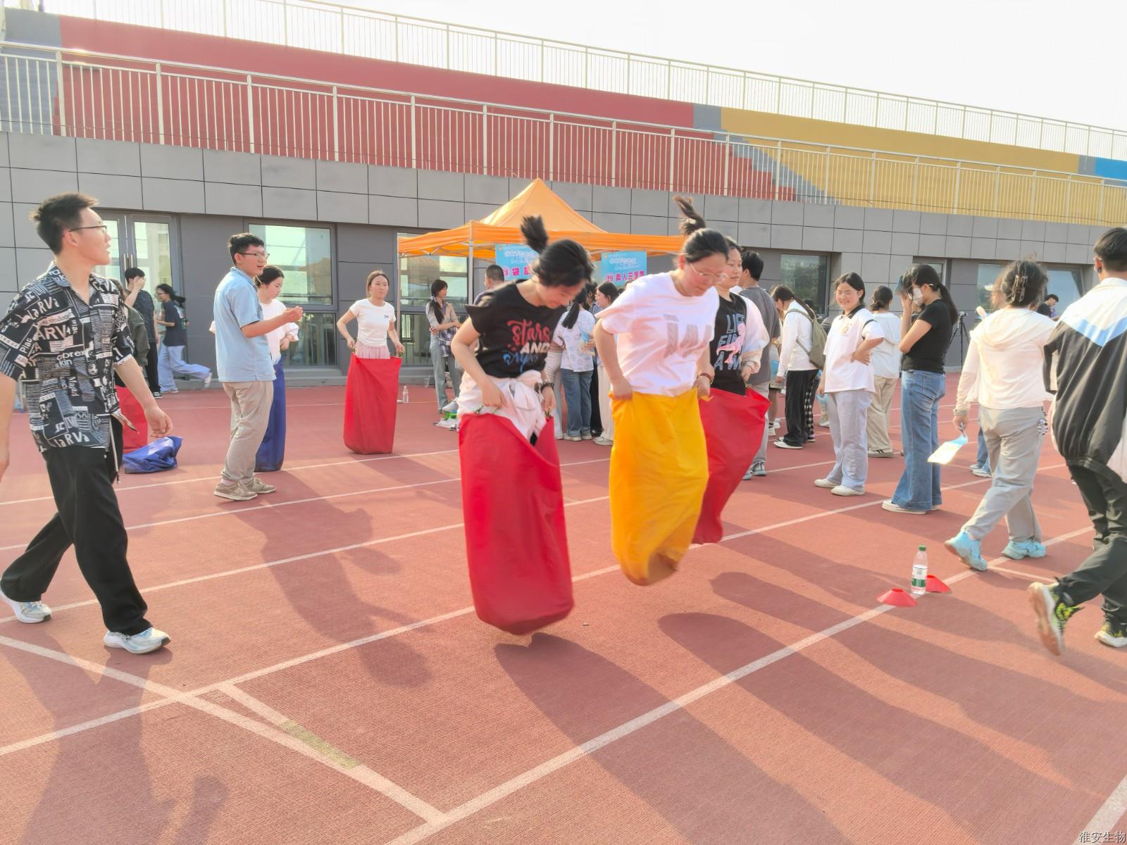 新操场 袋鼠跳1.jpg