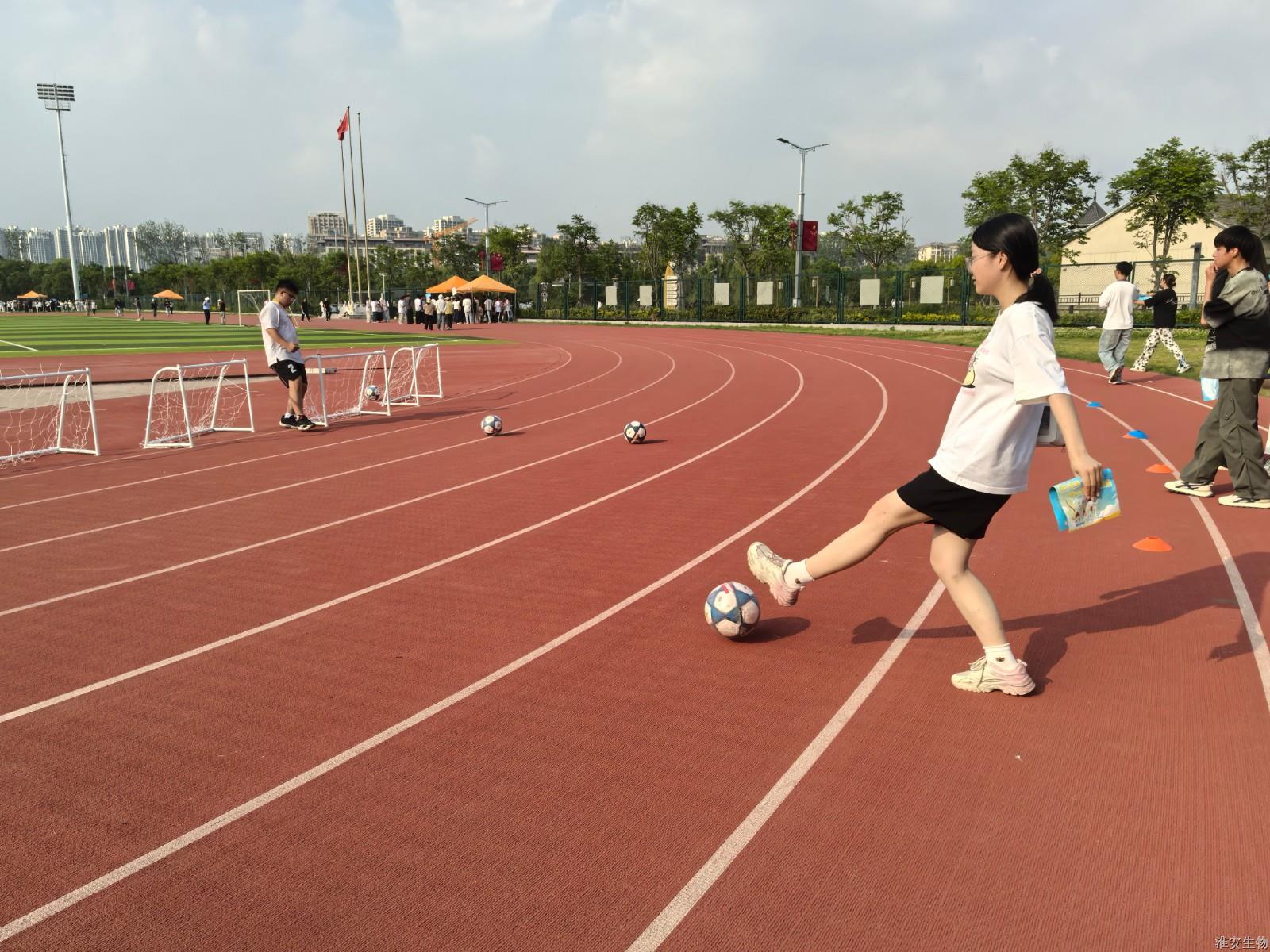 新操场 足球射门1.jpg