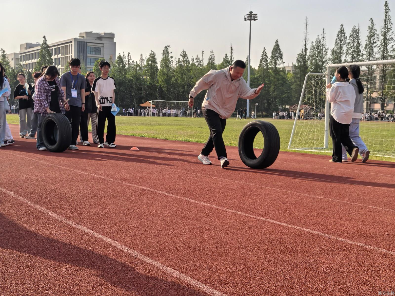 老操场 车轮滚滚.jpg