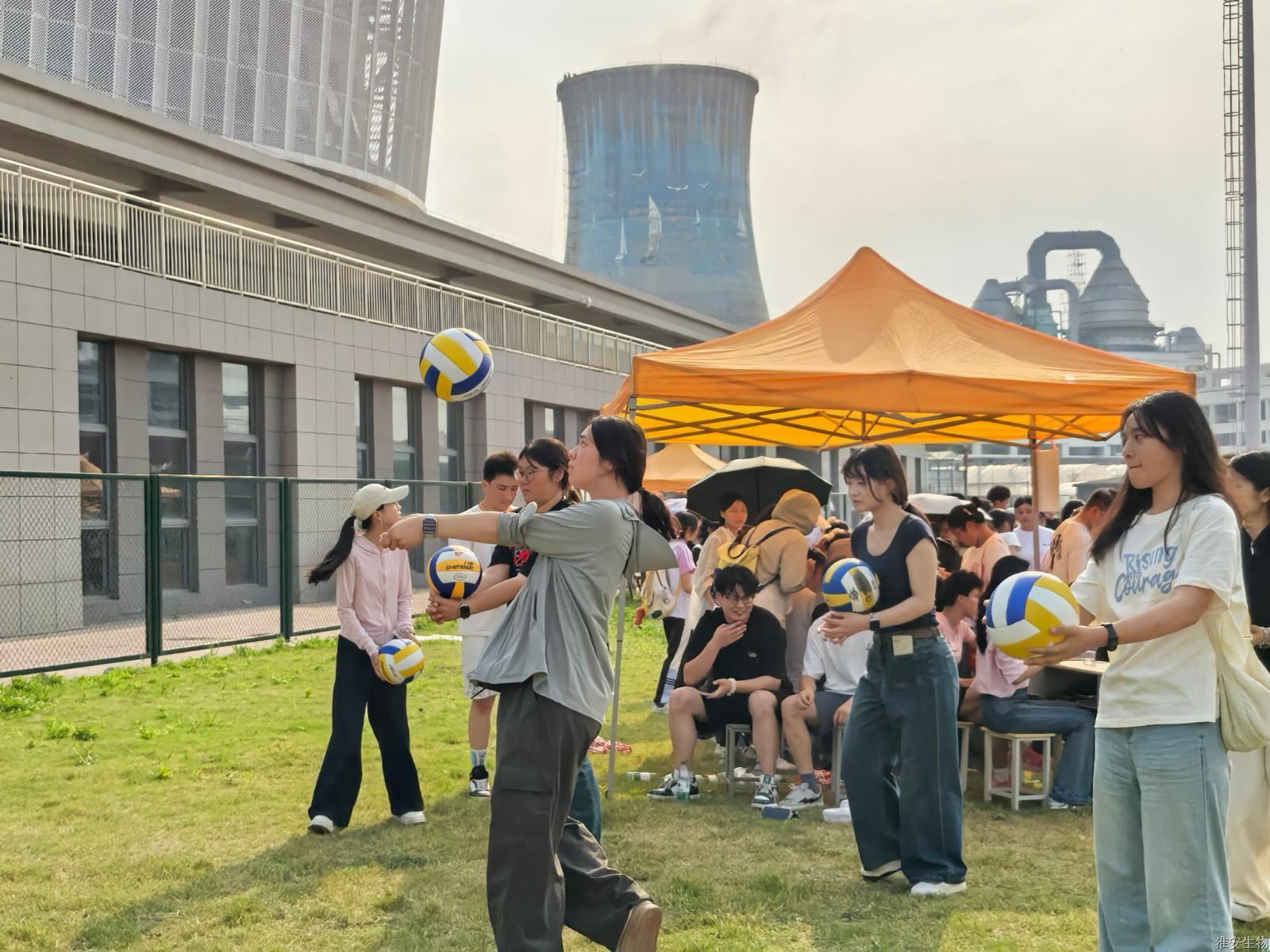 新操场 排球1分钟颠球.jpg