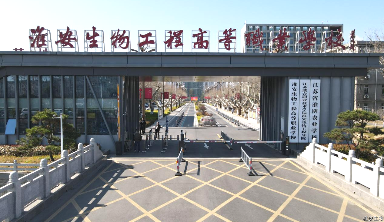 学校照片.png