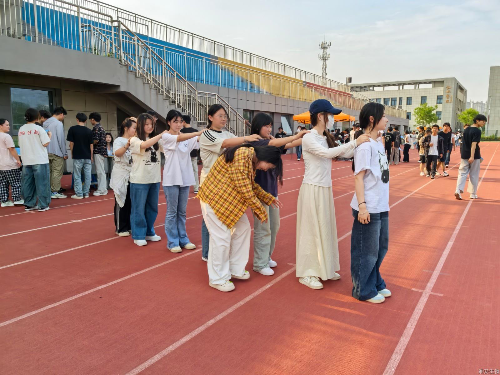 新操场 穿山洞.jpg