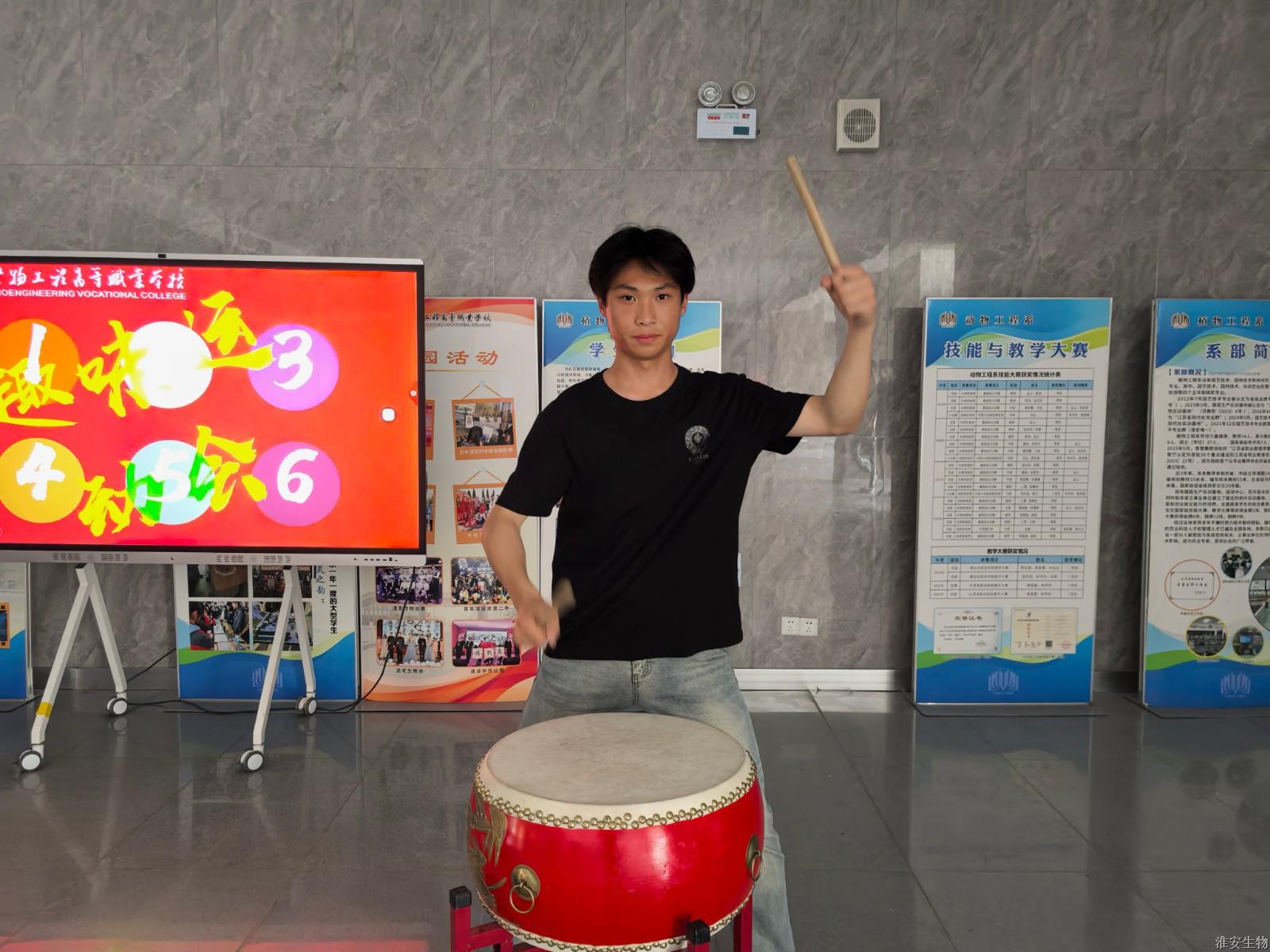 综合楼 击鼓青年.jpg