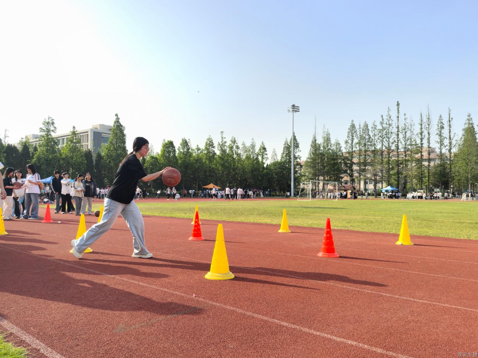 老操场 篮球运球绕杆.jpg