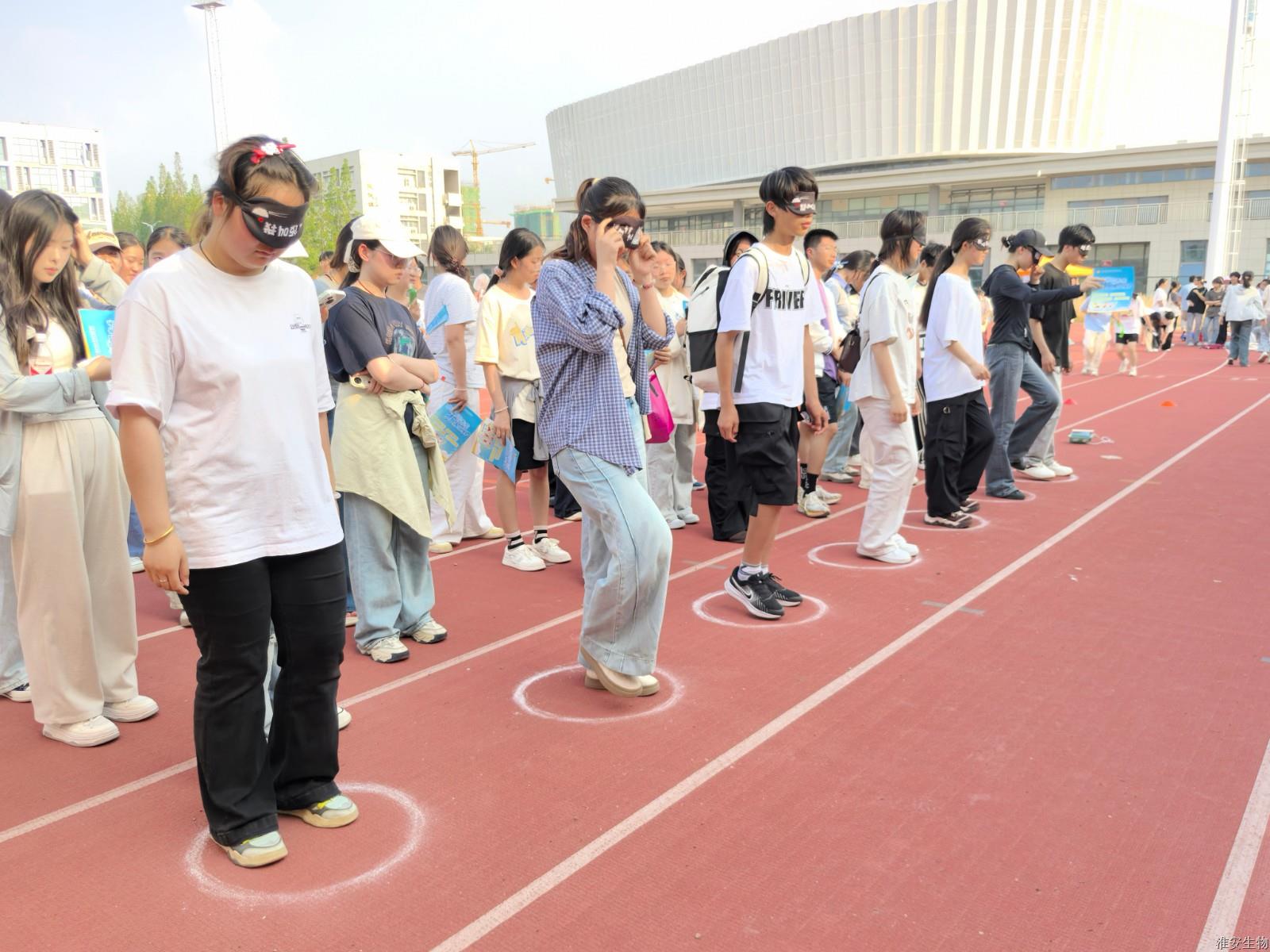 新操场 原地踏步60秒不出圈.jpg